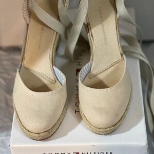 Tommy Hilfiger Tiffany Natural Canvas size 6 1/2